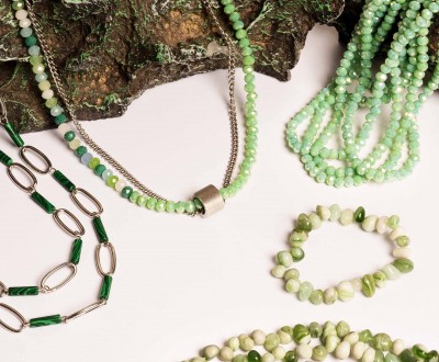 Κολιέ με ημιπολύτιμους λίθους, κρύσταλλα, ατσάλινη αλυσίδα και στοιχεία και βραχιόλι με σιλικόνη και murano