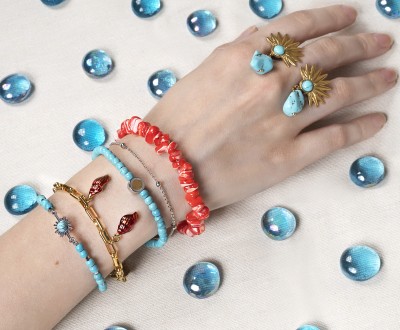 Σετ βραχιόλια με ατσάλινα στοιχεία, αλυσίδες και ημιπολύτιμους λίθους και σκουλαρίκια με ατσάλινα στοιχεία και ημιπολύτιμους λίθους