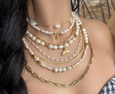 Σετ κολιέ σε λευκό και χρυσό χρώμα με μαργαριτάρια, αιματίτη, ατσάλινα στοιχεία και ατσάλινες αλυσίδες