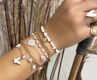 Σετ βραχιόλια σε λευκό και χρυσό χρώμα με μαργαριτάρια, αιματίτη, ατσάλινα στοιχεία και ατσάλινες αλυσίδες