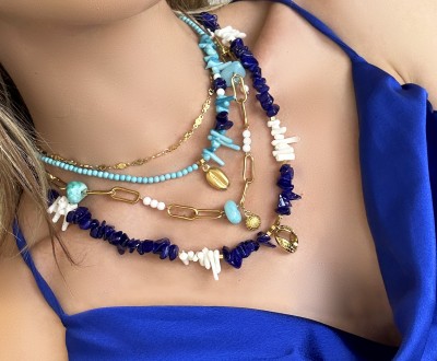 Σετ κολιέ σε αποχρώσεις του μπλε, με διάφορους ημιπολύτιμους λίθους, ατσάλινα αστοιχεία και ατσάλινες αλυσίδες