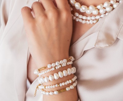 Σετ βραχιόλια σε λευκό και χρυσό χρώμα με μαργαριτάρια, αιματίτη και ατσάλινες αλυσίδες