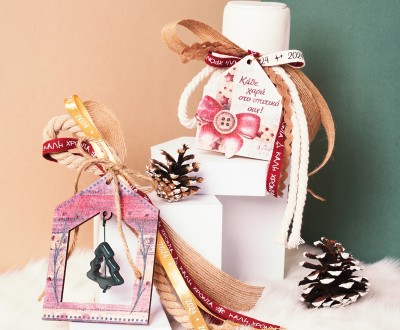 Χειροποίητα γούρια με ξύλινα στοιχεία με ευχές, διάφορες κορδέλες και ρεγιόν