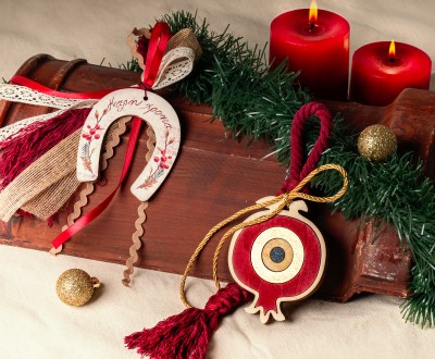 Κρεμαστά γούρια με ξύλινα στοιχεία ρόδι και πέταλο, διάφορα κορδόνια και κορδέλες