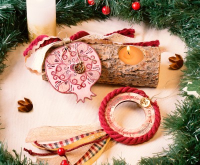 Χειροποίητα γούρια με ξύλινα στοιχεία με σχέδια και ευχές , μεταλλικά στοιχεία 2024 και διάφορες κορδέλες