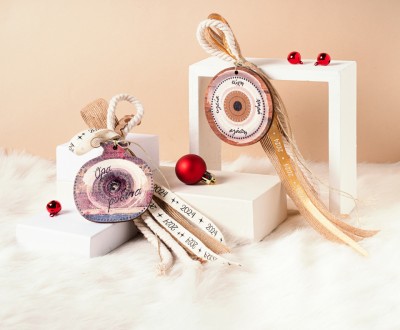 Γούρια με ξύλινα στοιχεία συνδιασμένα με κορδέλες και κορδόνια σε natural αποχρώσεις