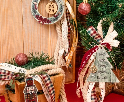 Χειροποίητα γούρια με ξύλινα στοιχεία, καρό κορδέλες και ρεγιόν κορδόνια