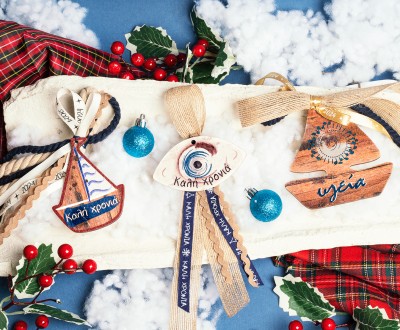 Χειροποίητα γούρια με ξύλινα στοιχεία και navy blue λεπτομέρειες σε κορδόνια και τρέσες