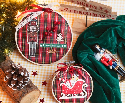 Γούρια με ξύλινο στεφάνι κεντήματος , βαμβακερό ύφασμα , ξύλινα στοιχεία και κορδέλες