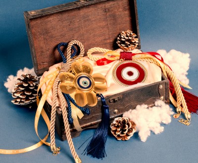 Κρεμαστά γούρια με μεταλλικά στοιχεία με σμάλτο, ρεγιόν κορδόνια, μακριές φούντες και διάφορες κορδέλες