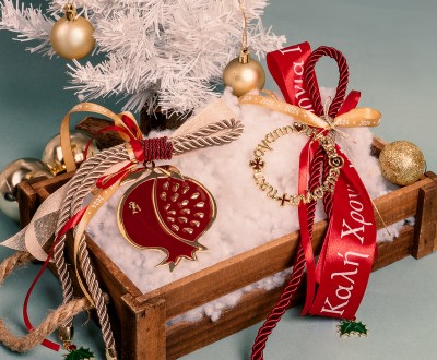 Κρεμαστά γούρια με μεγάλα στοιχεία ρόδι και στεφάνι με σμάλτο, κορδόνια και κορδέλες σε deep red και glowing gold τόνους