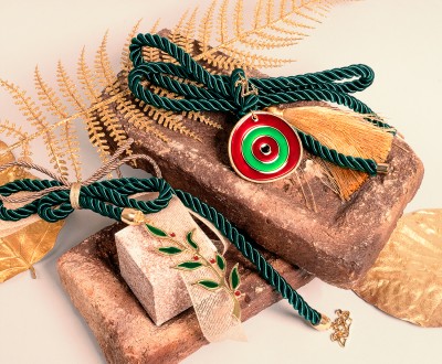 Χειροποίητα γούρια με κρεμαστά στοιχεία με σμάλτο και castleton ρεγιόν κορδόνια