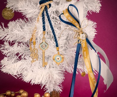 Κρεμαστά γούρια με διάφορα στοιχεία με σμάλτο, ρεγιόν κορδόνια και διάφορες σατέν κορδέλες σε μπλε χρυσούς τονισμούς