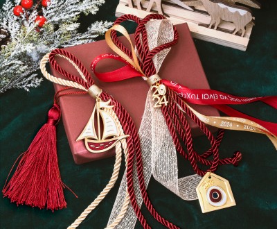 Γούρια με μεταλλικά στοιχεία με σμάλτο, φουντάκι, βαμβακερά κορδόνια και κορδέλες με ευχές