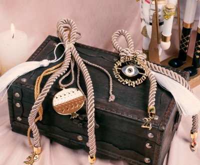 Κρεμαστά γούρια με στοιχεία με σμάλτο, κορδόνια ρεγιόν και φούντες