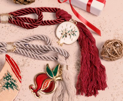 Γούρια με στοιχεία ρόδια με σμάλτο, κορδόνια ρεγιόν και χειροποίητες φούντες