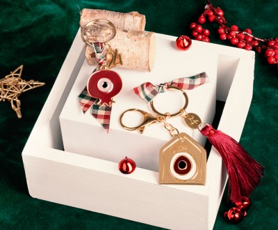 Χειροποίητα γούρια μπρελόκ με στοιχεία με σμάλτο, καρό κορδέλες και στοιχεία 2024