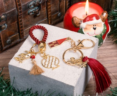 Χειροποίητα γούρια μπρελόκ με μεταλλικά στοιχεία, κορδόνια και φούντες