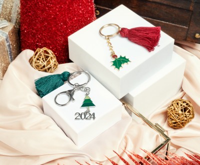 Γούρια μπρελόκ με μεταλλικά στοιχεία με σμάλτο , συνδιασμένα με φουντάκια και στοιχεία 2024