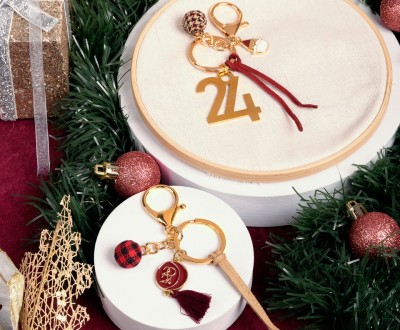 Γούρια μπρελόκ με μεταλλικά στοιχεία 2024, σουέντ κορδόνια και υφασμάτινα σχέδια