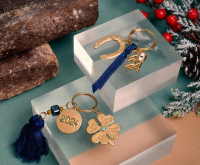 Χειροποίητα γούρια μπρελόκ με μεταλλικά στοιχεία και κορδέλα και φούντα σε jolly blue τόνους