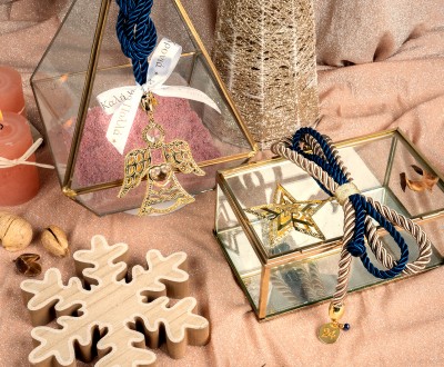 Χειροποίητα γούρια με μεταλλικά στοιχεία 3D και ρεγιόν κορδόνια με διάφορους κόμπους