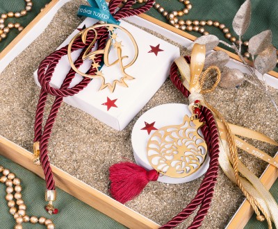 Κρεμαστά γούρια με στοιχεία σε σχήμα ρόδι, ρεγιόν κορδόνια και διαφόρες κορδέλες