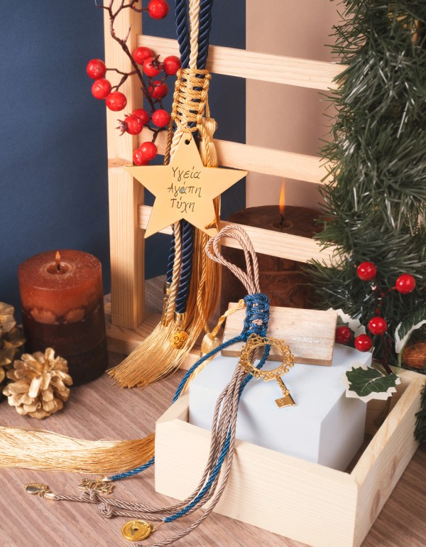 Γούρια με διάφορα ρεγιόν με πλέξη macrame, μεταλλικά στοιχεία και μεταξωτές φούντες