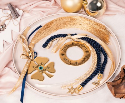 Χειροποίητα γούρια με bold μεταλλικά στοιχεία, ρεγιόν κορδόνια και φούντες