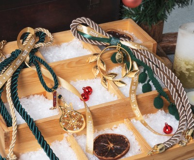 Κρεμαστά γούρια με διάφορα μεταλλικά στοιχεία, ρεγιόν κορδόνια και κορδέλες με ευχές