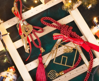 Γούρια με διάτρητα μεταλλικά στοιχεία, ρεγιόν κορδόνια και κορδέλες με ευχές σε traditional αποχρώσεις