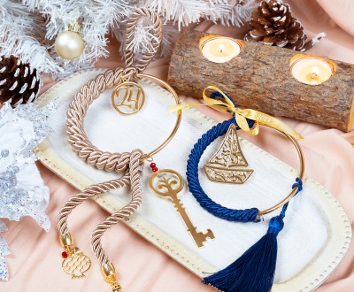 Χειροποίητα γούρια με μεταλλικούς κρίκους πλεγμένους με ρεγιόν κορδόνι , μεταλλικά στοιχεία, κορδέλα και φούντα