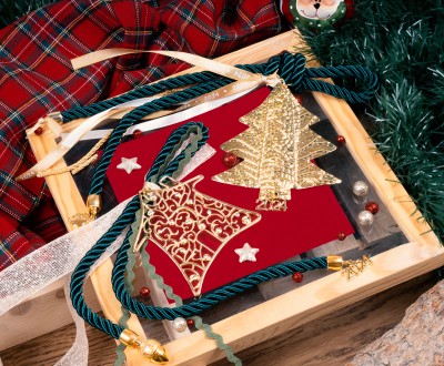 Κρεμαστά γούρια με μεγάλα μεταλικά στοιχεία, βαμβακερά κορδόνια και διάφορες κορδέλες