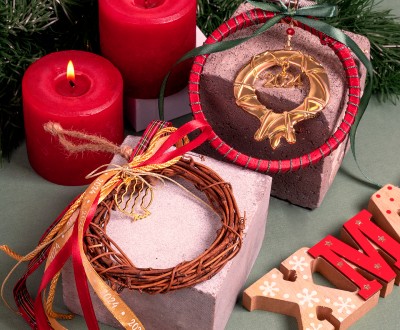 Κρεμαστά γούρια με διακοσμητικά στεφάνια συνδιασμένα με διάφορες κορδέλες και μεταλλικά στοιχεία ρόδια