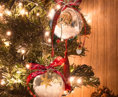 Χειροποίητα γούρια με διάφανες διακοσμητικές μπάλες, μεταλλικα στοιχεία και διάφορες κορδέλες