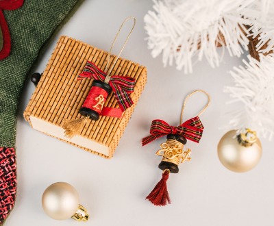 Χειροποίητα γούρια με ξύλινες κουβαρίστρες, τυλιγμένες με κορδέλες και φούντες