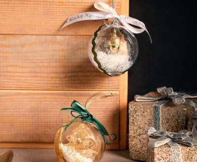 Χειροποίητα γούρια με διάφανες μπάλες, στολισμένες με διάφορες κορδέλες και μεταλλικά στοιχεία