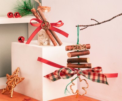 Χειροποίητα κρεμαστά διακοσμητικά γούρια με ξύλινα και μεταλλικά στοιχεία συνδιασμένα με κορδέλες