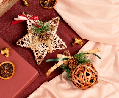 Κρεμαστά διακοσμητικά γούρια με διάφορες κορδέλες