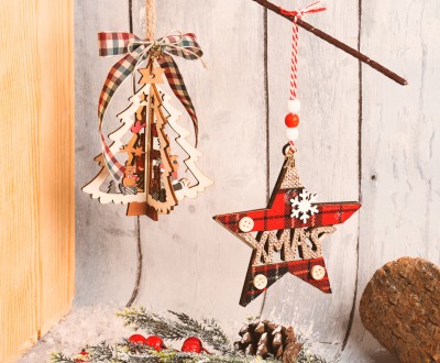 Κρεμαστά διακοσμητικά γούρια με ξύλινα 3D στοιχεία, διάφορες κορδέλες και κορδόνια