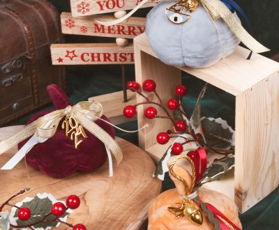 Διακοσμητικά γούρια με βελούδινες κολοκύθες, μεταλλικά στοιχεία 2024 και διάφορες κορδέλες