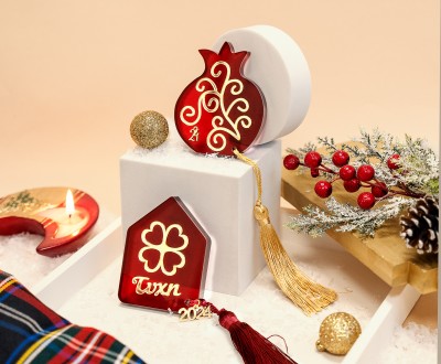 Επιτραπέζια plexiglass στοιχεία σε cherry red αποχρώσεις με gold λεπτομέρειες και φούντες