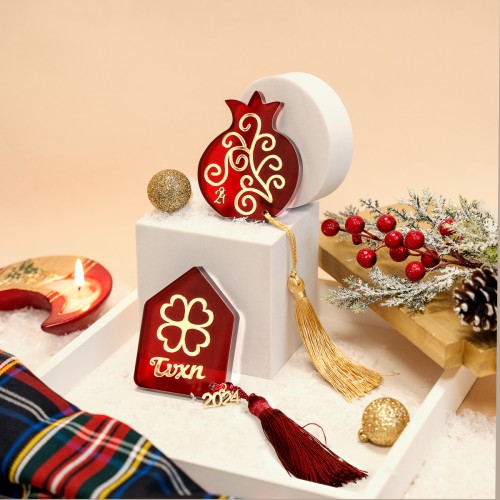 Επιτραπέζια plexiglass στοιχεία σε cherry red αποχρώσεις με gold λεπτομέρειες και φούντες
