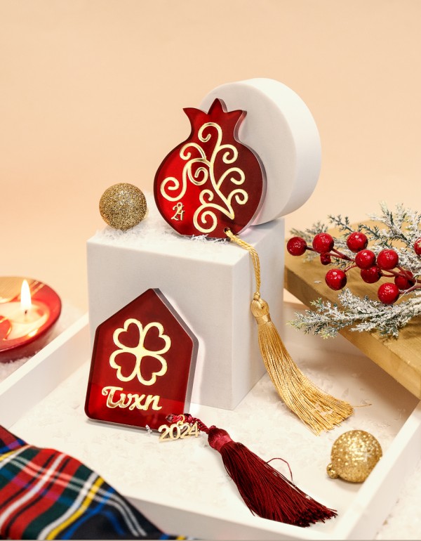 Επιτραπέζια plexiglass στοιχεία σε cherry red αποχρώσεις με gold λεπτομέρειες και φούντες
