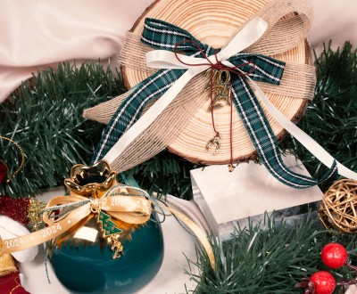 Διακοσμητικά γούρια με κεραμικό ρόδι και ξύλινο κορμό, μεταλλικά στοιχεία και κορδέλες σε διάφορες υφές