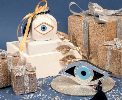 Επιτραπέζια γούρια με κεραμικό ρόδι και plexiglass μάτι, μεταλλικά στοιχεία και διάφορες κορδέλες