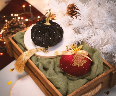 Γούρια με βελούδινες κολοκύθες με στρας συνδιασμένες με φούντες και σατέν κορδέλες