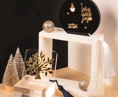 Επιτράπεζια plexiglass γούρια με   διακοσμητικά μεταλλικά στοιχεία και μεταξωτές φούντες