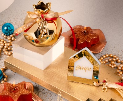 Επιτραπέζια γούρια με κεραμικό ρόδι και plexiglass σπίτι με gold εφέ καθρέφτη και κορδέλες με ευχές