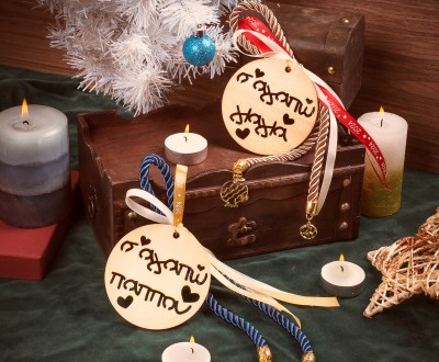 Κρεμαστά γούρια με ξύλινα στοιχεία γιαγιά - παππού , ρεγιόν κορδόνια και σατέν κορδέλες